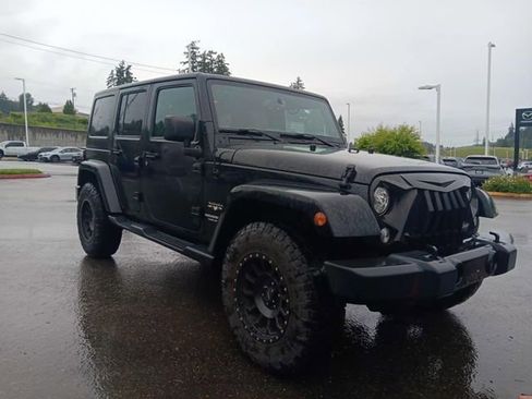 Used 2017 Jeep Wrangler Unlimited Sahara w/ Connectivity Group AWD/4WD image 5
