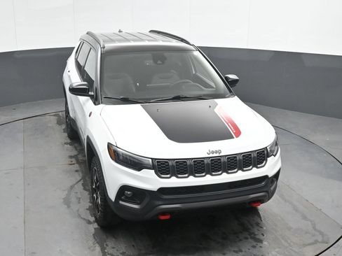 Used 2025 Jeep Compass Trailhawk AWD/4WD image 32