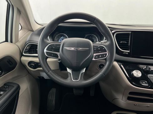 Used 2024 Chrysler Pacifica Touring-L FWD image 13