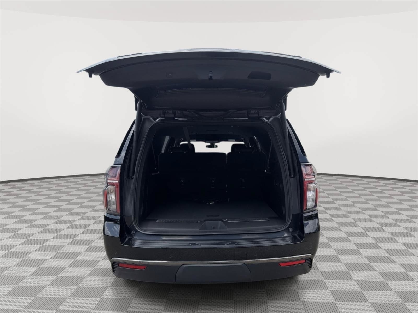 Used 2022 Chevrolet Suburban RST w/ Luxury Package AWD/4WD image 6