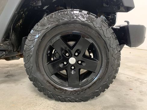 Used 2010 Jeep Wrangler Unlimited Sport AWD/4WD image 12
