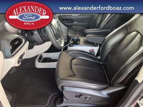 Used 2023 Chrysler Pacifica Touring-L image 8