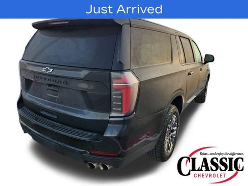 Used 2025 Chevrolet Suburban Z71 image 11