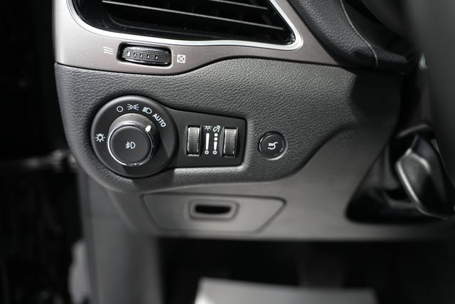 Used 2022 Jeep Cherokee Limited AWD/4WD image 13