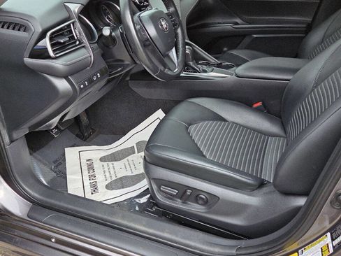 Used 2020 Toyota Camry SE w/ Convenience Package FWD image 9