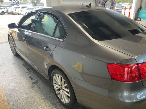 Used 2011 Volkswagen Jetta SEL FWD image 4