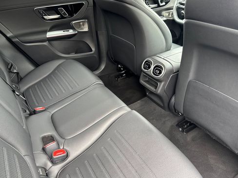 Used 2025 Mercedes-Benz GLC 300 4MATIC image 32