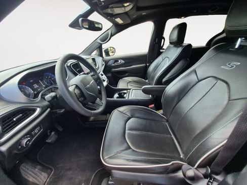 Used 2025 Chrysler Pacifica Limited FWD image 9