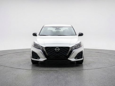 Used 2025 Nissan Altima 2.5 SV image 2