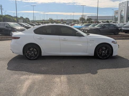 Used 2023 Alfa Romeo Giulia Veloce AWD/4WD image 6