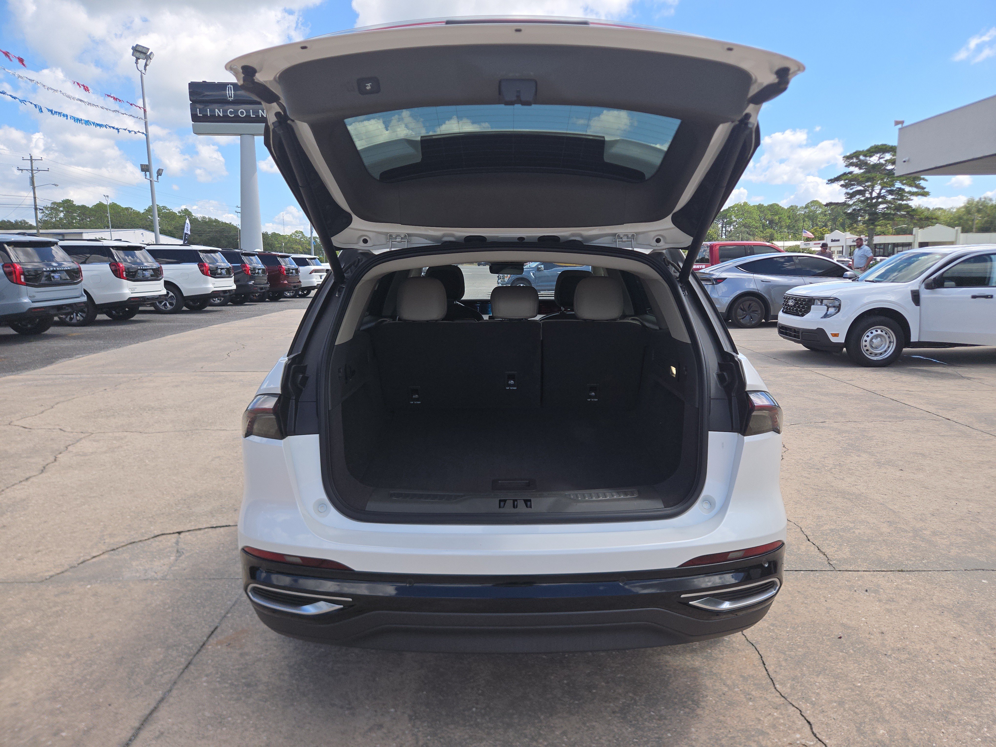 Used 2024 Lincoln Nautilus Premier AWD/4WD image 8