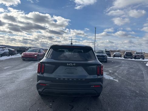 Used 2022 Kia Sorento LX image 4