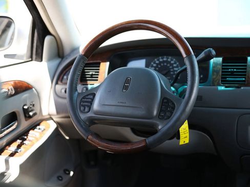 Used 2001 Lincoln Town Car Signature RWD image 27