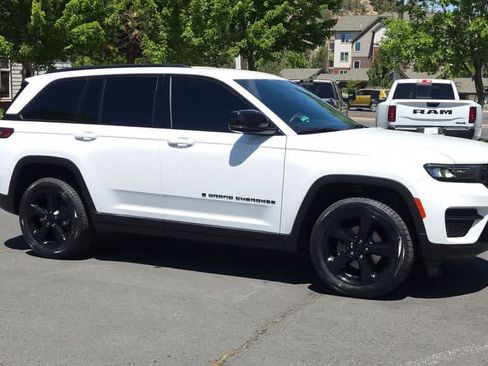 Used 2023 Jeep Grand Cherokee Altitude AWD/4WD image 2