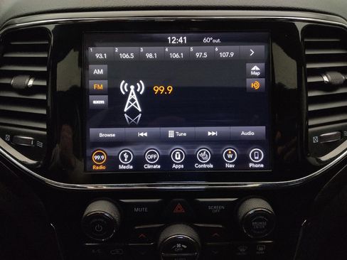 Used 2019 Jeep Grand Cherokee Laredo image 25