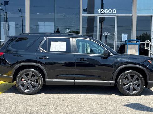 Certified 2025 Honda Pilot Sport image 3