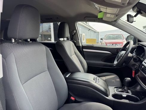 Used 2018 Toyota Highlander LE AWD/4WD image 33