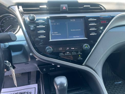 Used 2018 Toyota Camry SE FWD image 18