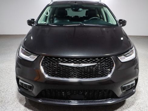 Used 2023 Chrysler Pacifica Touring-L FWD image 4