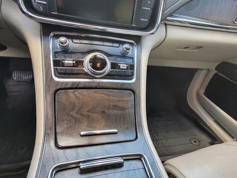 Used 2017 Lincoln Continental Select image 18