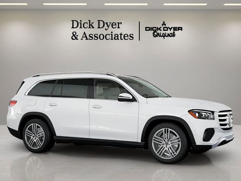 Used 2025 Mercedes-Benz GLS 450 4MATIC image 2