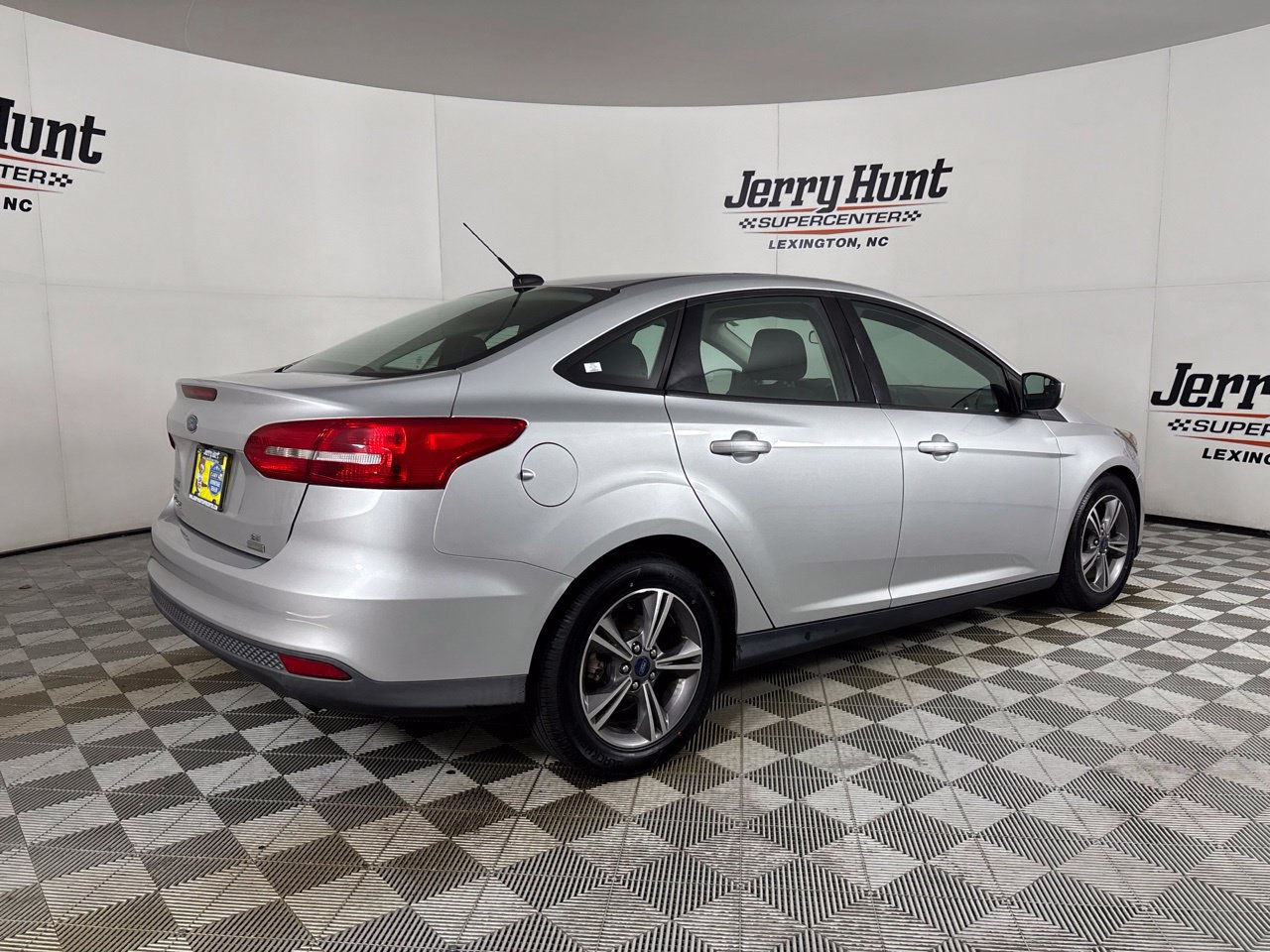 Used 2018 Ford Focus SE w/ SE Appearance Package FWD image 5