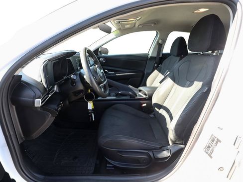 Used 2021 Hyundai Elantra SE FWD image 12