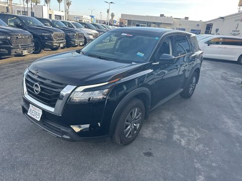 Used 2025 Nissan Pathfinder S image 2
