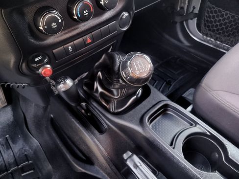 Used 2013 Jeep Wrangler Sport AWD/4WD image 31