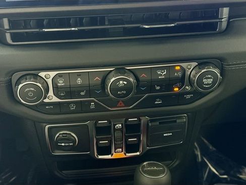 New 2025 Jeep Gladiator Sport image 15