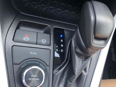 Used 2020 Toyota RAV4 LE AWD/4WD image 15