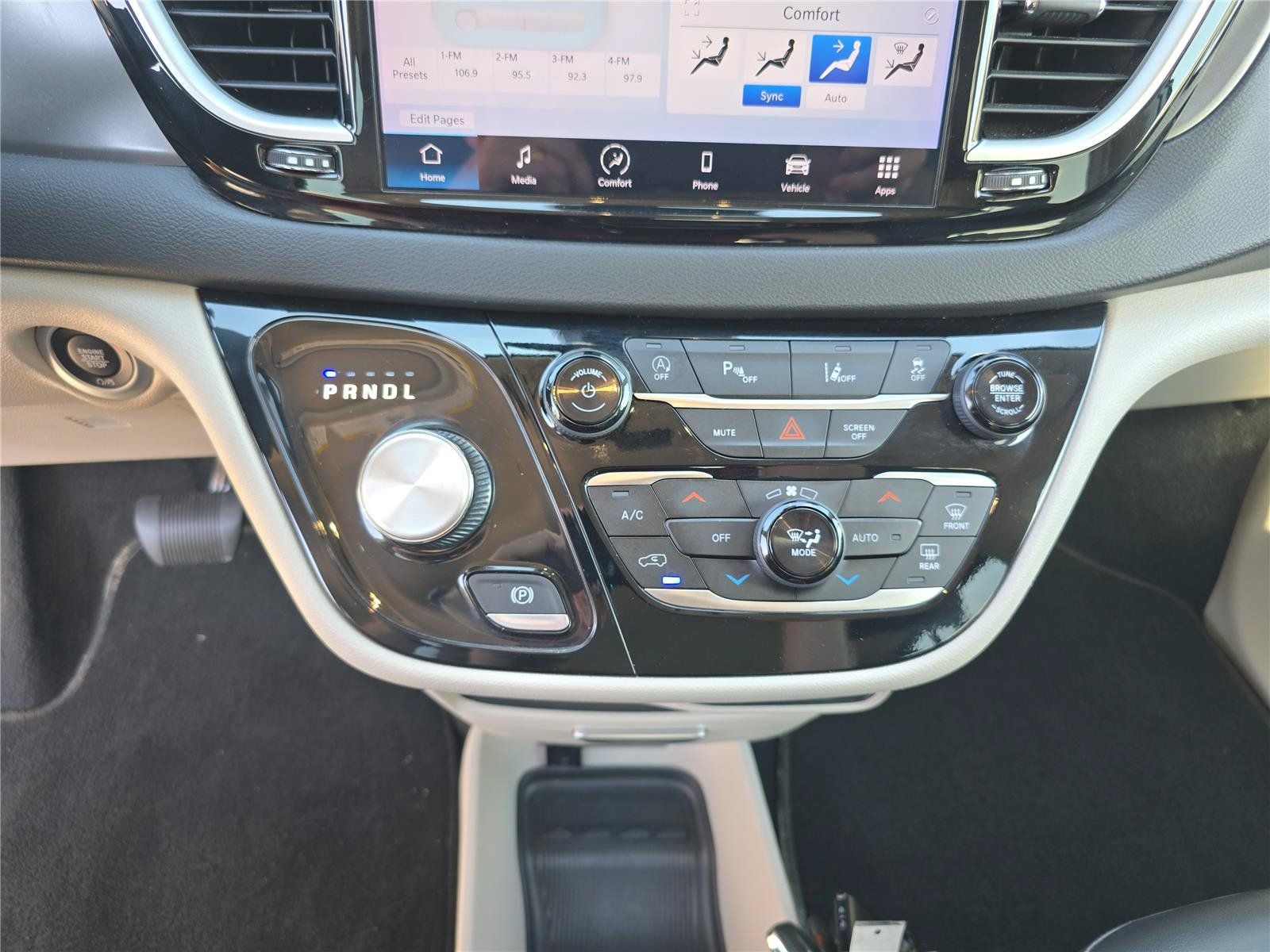 Used 2024 Chrysler Pacifica Touring-L FWD image 27