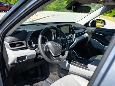 Used 2023 Toyota Highlander XLE FWD image 13
