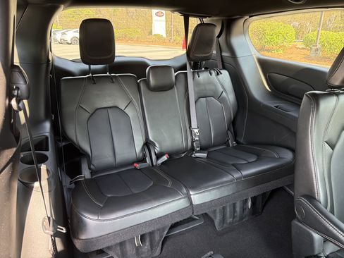 Used 2025 Chrysler Pacifica Select image 29