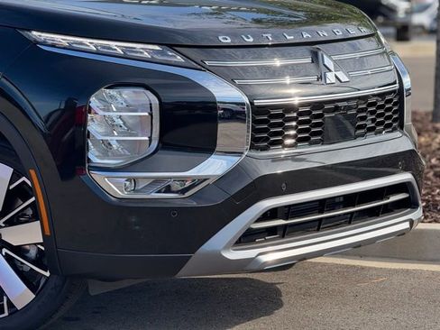 New 2025 Mitsubishi Outlander SE image 3