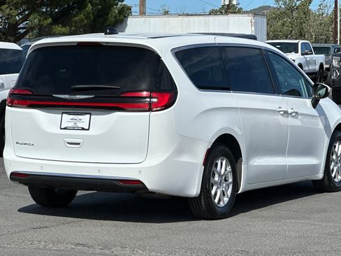 Used 2023 Chrysler Pacifica Touring-L FWD image 4