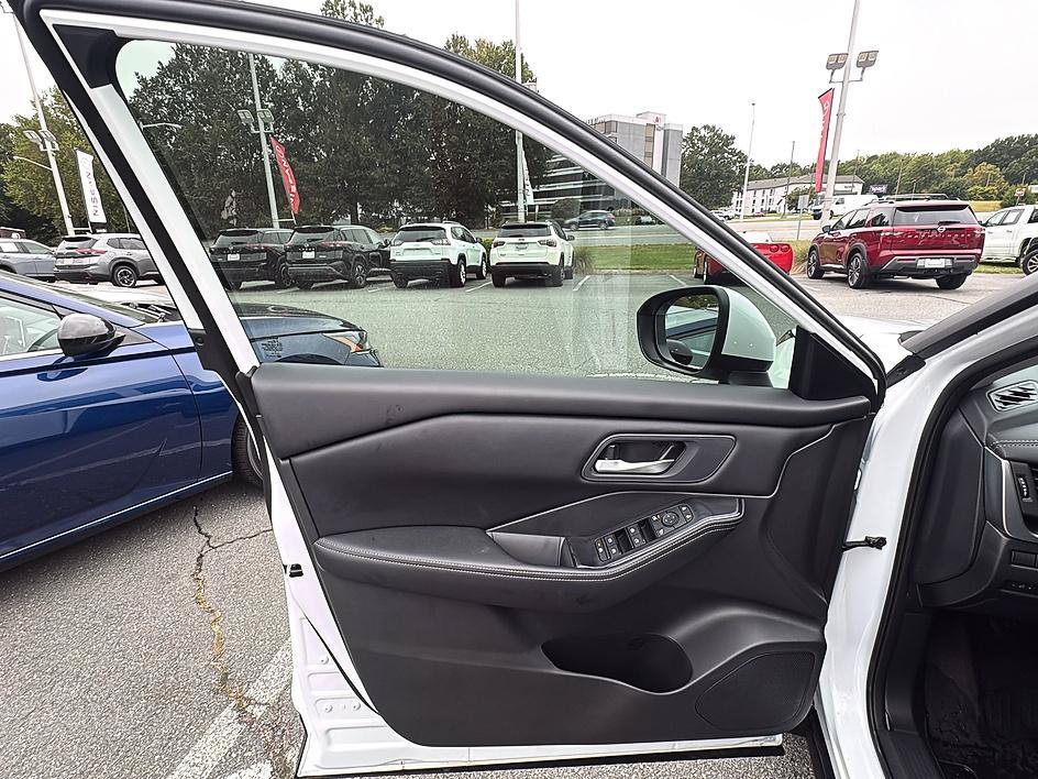 Certified 2026 Nissan Rogue SV FWD image 17
