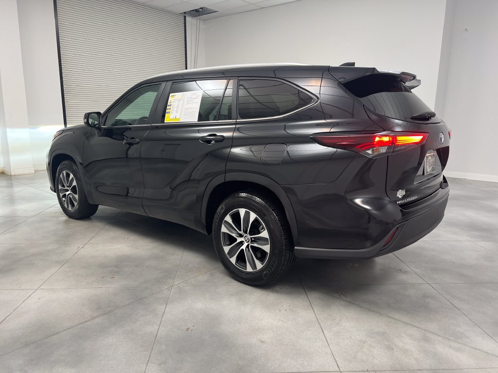 Used 2025 Toyota Highlander XLE FWD image 6