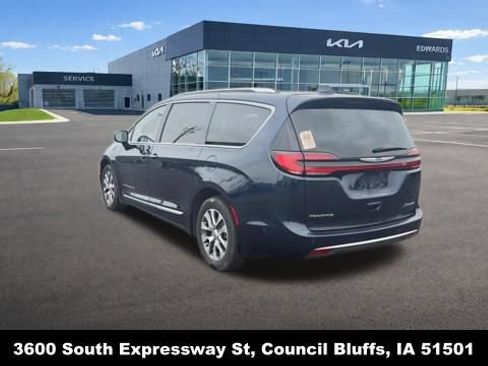 Used 2023 Chrysler Pacifica Pinnacle FWD image 6