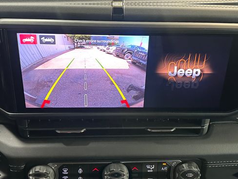 Used 2025 Jeep Wrangler Unlimited Rubicon AWD/4WD image 15