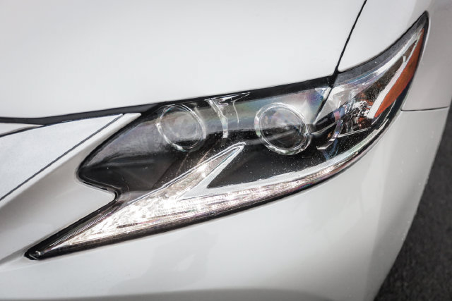 Used 2016 Lexus ES 300h w/ Luxury Package w/Wood Trim FWD image 11