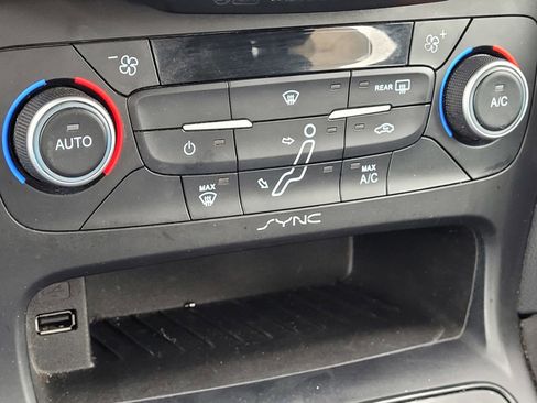 Used 2018 Ford Focus SE image 25