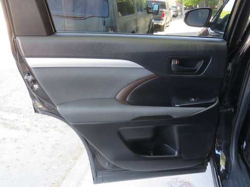 Used 2019 Toyota Highlander LE AWD/4WD image 30