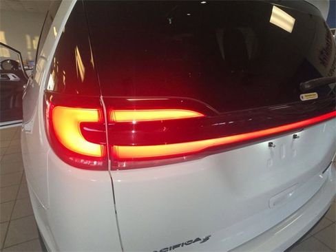 Used 2024 Chrysler Pacifica Limited w/ S Appearance Package image 30