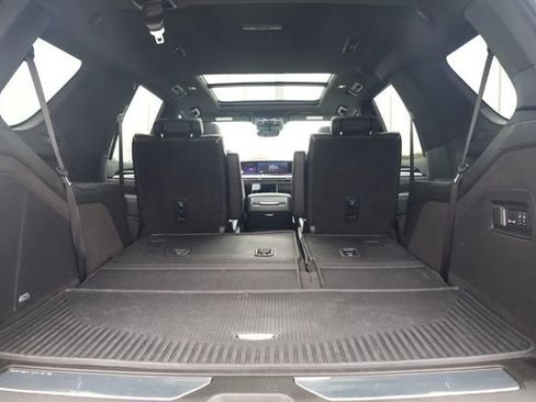 Used 2026 Cadillac Escalade Luxury w/ LPO, Floor Liner Package AWD/4WD image 27