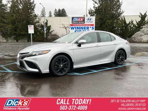 Used 2024 Toyota Camry SE image 1