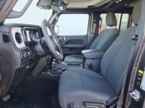 Used 2025 Jeep Wrangler Unlimited Sahara image 11