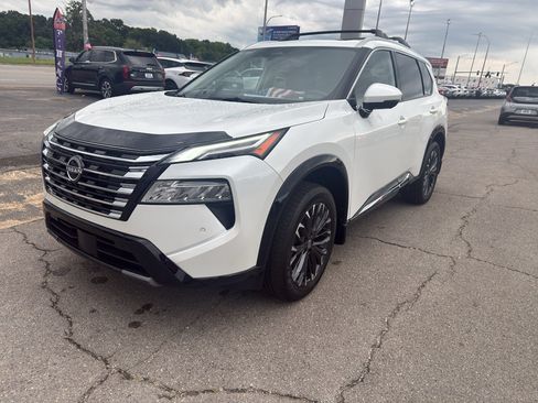 Used 2025 Nissan Rogue Platinum FWD image 11