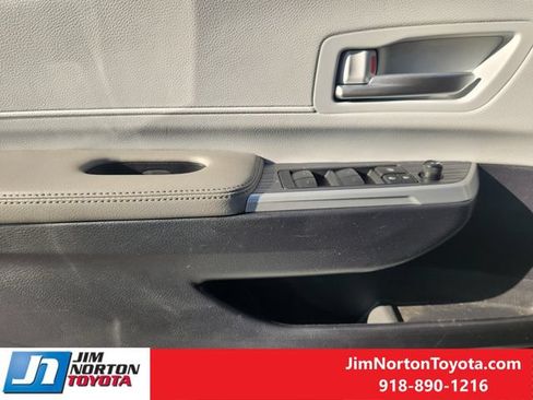 Used 2025 Toyota Sienna XLE AWD/4WD image 24