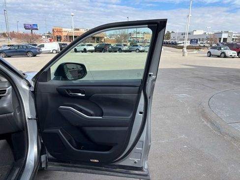 Used 2023 Toyota Highlander XLE image 22